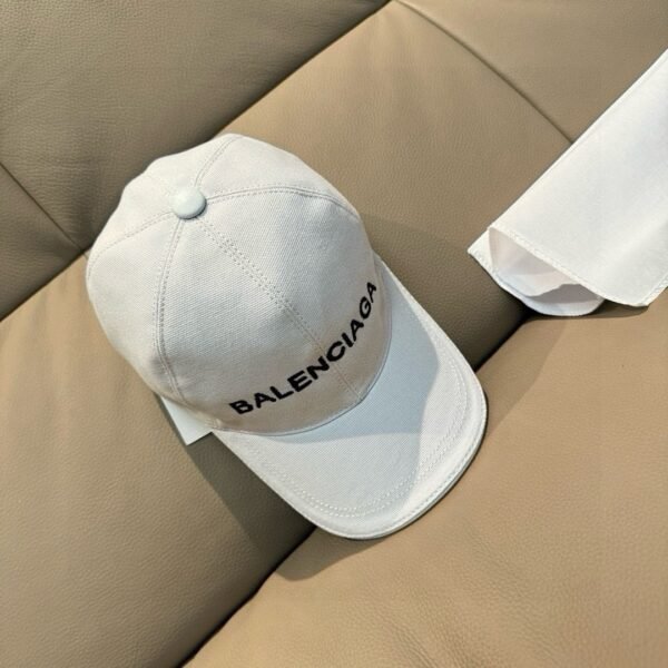 Balenciaga classic baseball cap embroidered in black and white