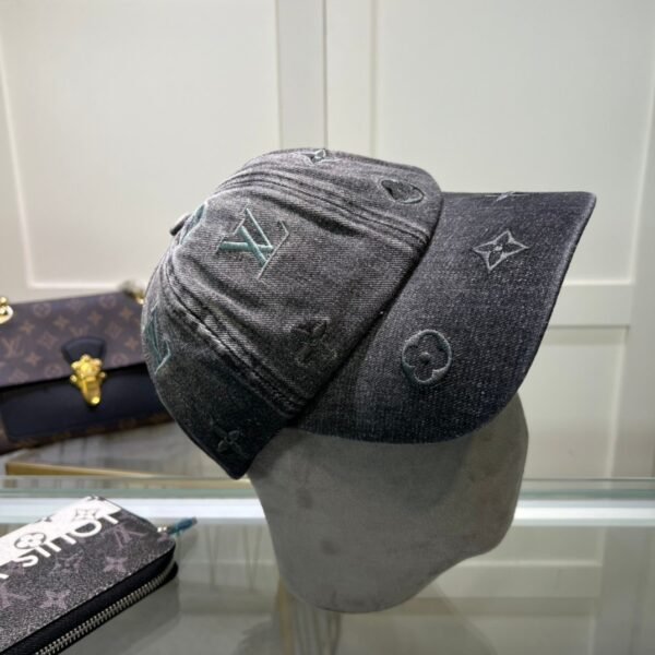 Original embroidered Louis Vuitton baseball cap