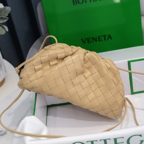 BOTTEGA VENETA Soft lambskin cloud bag, premium version. Dimensions: 23x13x8cm