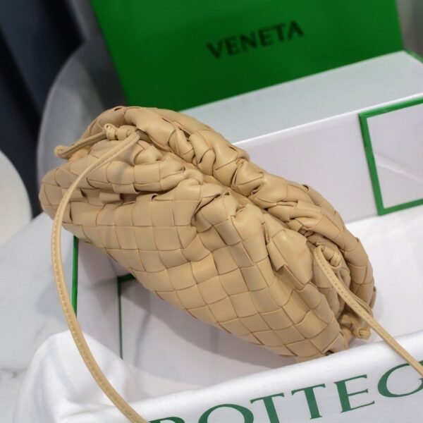 BOTTEGA VENETA Soft lambskin cloud bag, premium version. Dimensions: 23x13x8cm