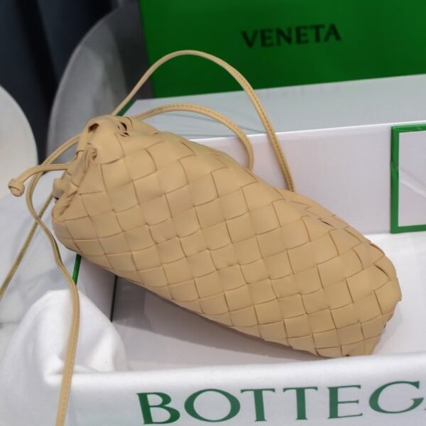 BOTTEGA VENETA Soft lambskin cloud bag, premium version. Dimensions: 23x13x8cm