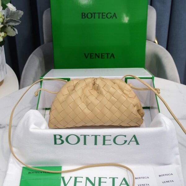 BOTTEGA VENETA Soft lambskin cloud bag, premium version. Dimensions: 23x13x8cm