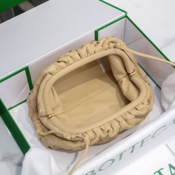 BOTTEGA VENETA Soft lambskin cloud bag, premium version. Dimensions: 23x13x8cm