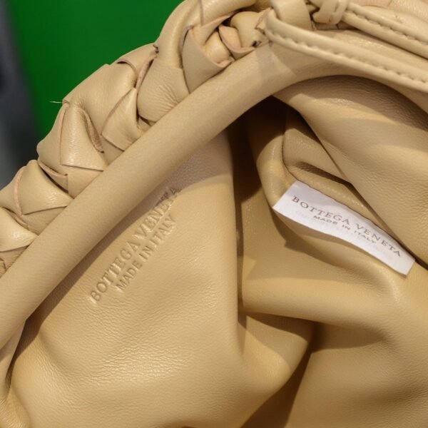 BOTTEGA VENETA Soft lambskin cloud bag, premium version. Dimensions: 23x13x8cm