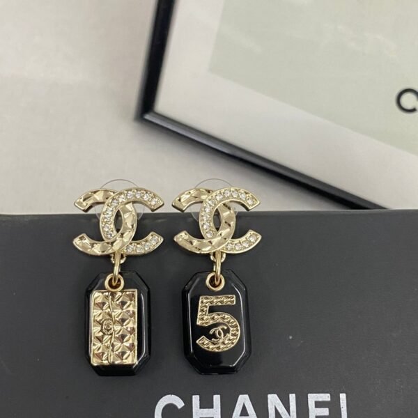 CHAN 23 Black resin 5-shaped bag ear studs