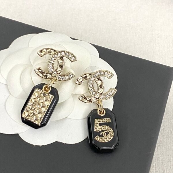 CHAN 23 Black resin 5-shaped bag ear studs