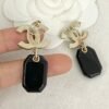 CHAN 23 Black resin 5-shaped bag ear studs