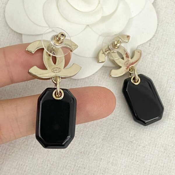 CHAN 23 Black resin 5-shaped bag ear studs