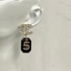 CHAN 23 Black resin 5-shaped bag ear studs