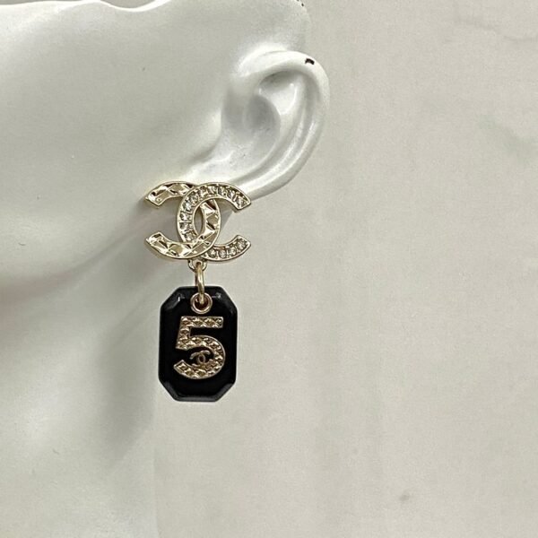CHAN 23 Black resin 5-shaped bag ear studs