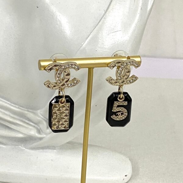 CHAN 23 Black resin 5-shaped bag ear studs