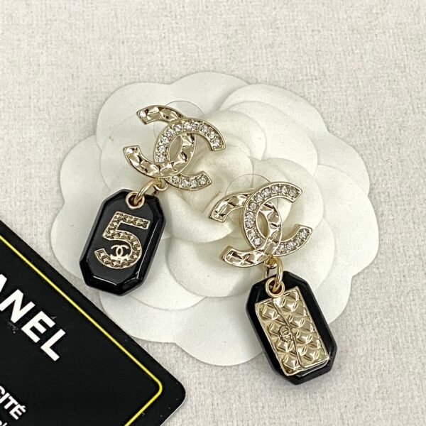 CHAN 23 Black resin 5-shaped bag ear studs