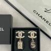 CHAN 23 Black resin 5-shaped bag ear studs