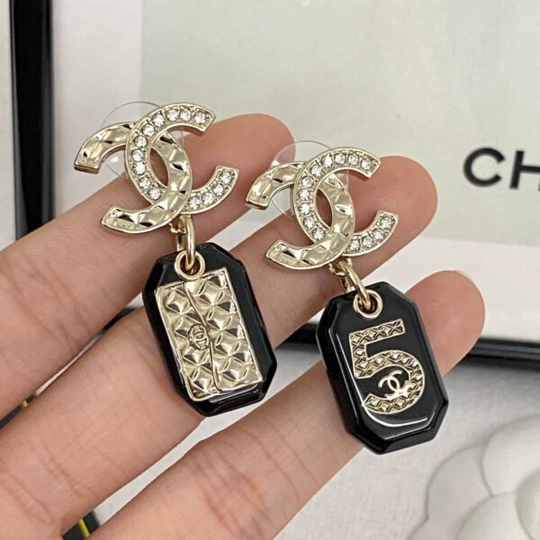 CHAN 23 Black resin 5-shaped bag ear studs