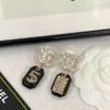 CHAN 23 Black resin 5-shaped bag ear studs