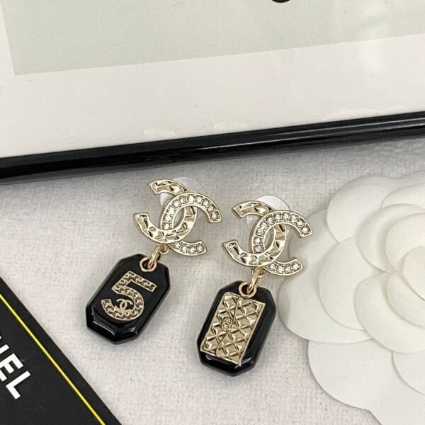 CHAN 23 Black resin 5-shaped bag ear studs