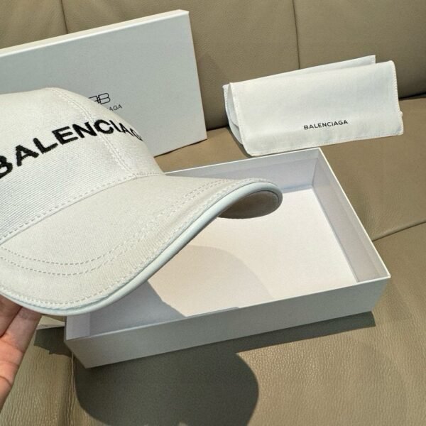 Balenciaga classic baseball cap embroidered in black and white