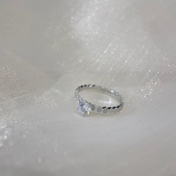 chaumet AU750 cellular diamond ring