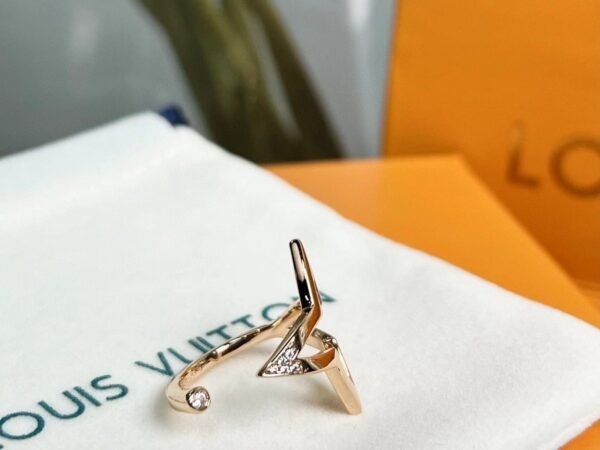 Louis Vuitton ring blossom collection