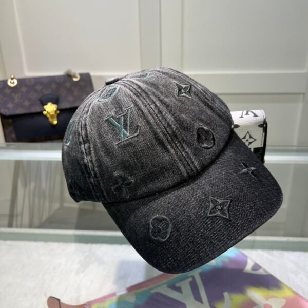 Original embroidered Louis Vuitton baseball cap