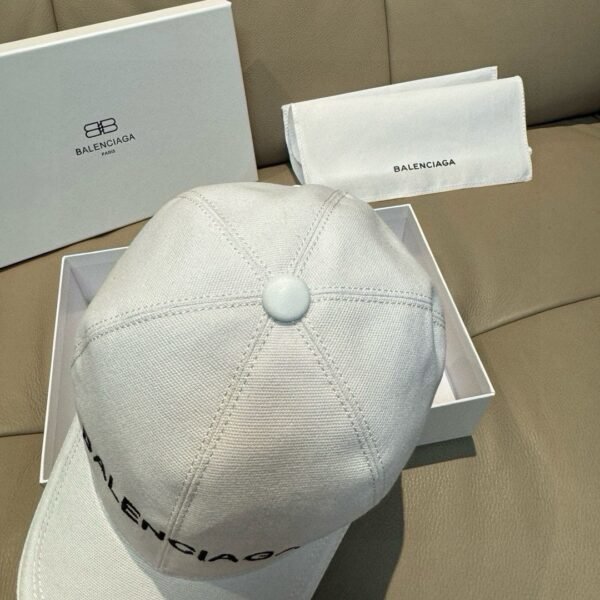 Balenciaga classic baseball cap embroidered in black and white