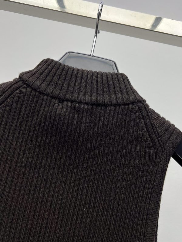 MIUMIU original embroidered sleeveless sweater