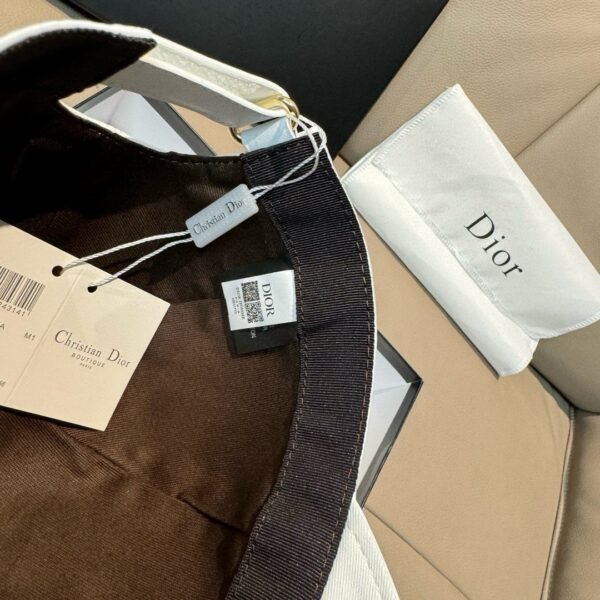 Dior new baseball cap embroidery pure cotton fabric + head layer cowhide