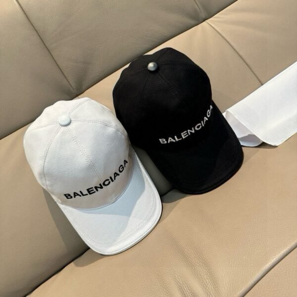 Balenciaga classic baseball cap embroidered in black and white