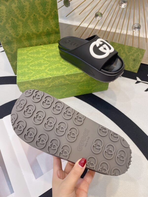 GUCCI slippers