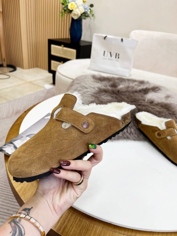 BIRKENSTOCK New Birkenstock shoes for autumn/winter, featuring a closed toe design, comfortable and soft wool lining, premium style.