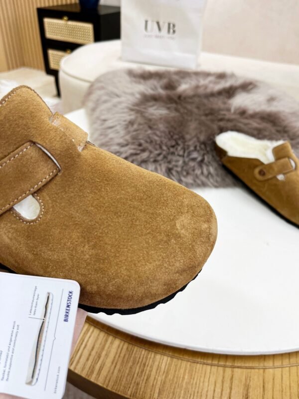 BIRKENSTOCK New Birkenstock shoes for autumn/winter, featuring a closed toe design, comfortable and soft wool lining, premium style.