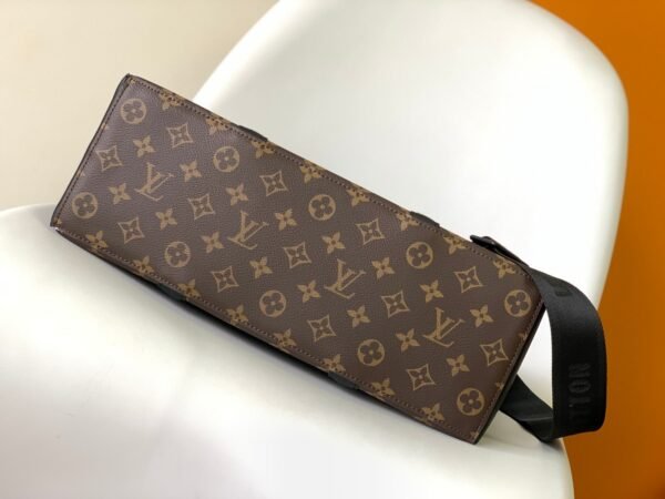 Louis Vuitton Week-End Tote Handbag Revisiting the Classic Week-End Handbag Design Dimensions: 37 x 29 x 13cm
