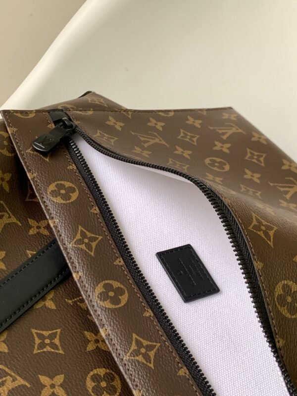 Louis Vuitton Week-End Tote Handbag Revisiting the Classic Week-End Handbag Design Dimensions: 37 x 29 x 13cm