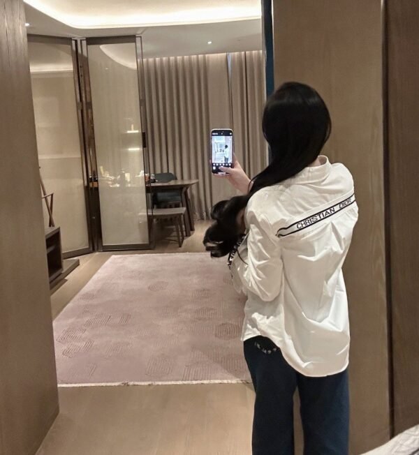 DIOR’s new women’s shirt CD embroidered with little bee logo