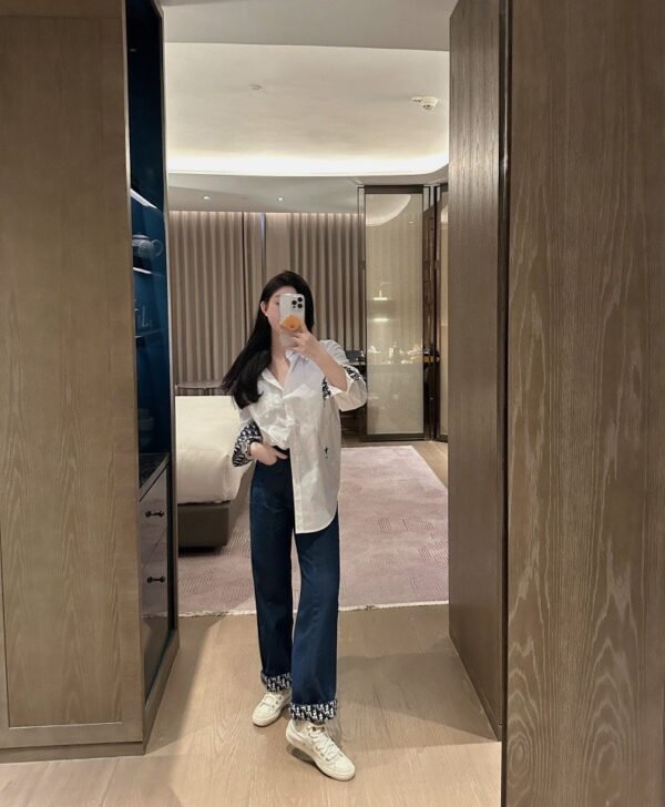 DIOR’s new women’s shirt CD embroidered with little bee logo