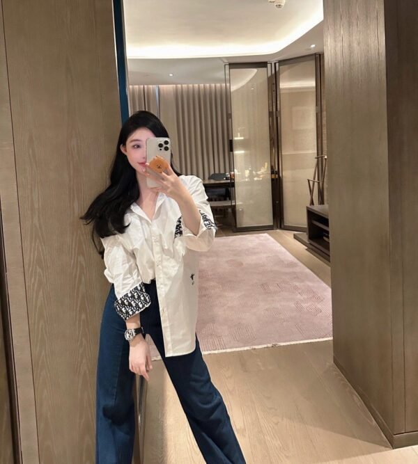 DIOR’s new women’s shirt CD embroidered with little bee logo