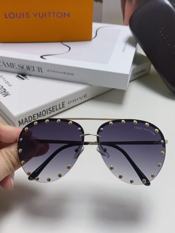 Louis Vuitton  New metal rivet sunglasses