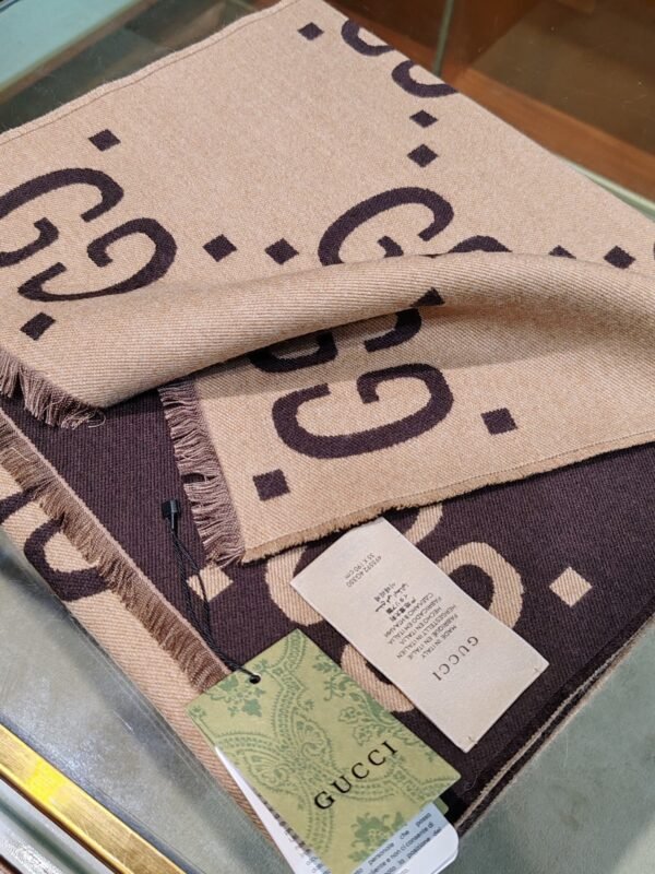 GUCCI Top version wool silk scarf