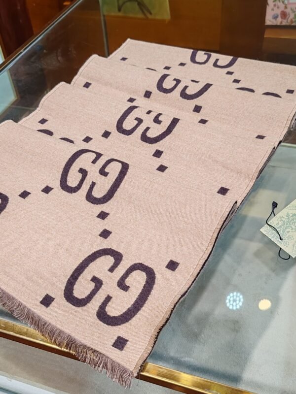 GUCCI Top version wool silk scarf