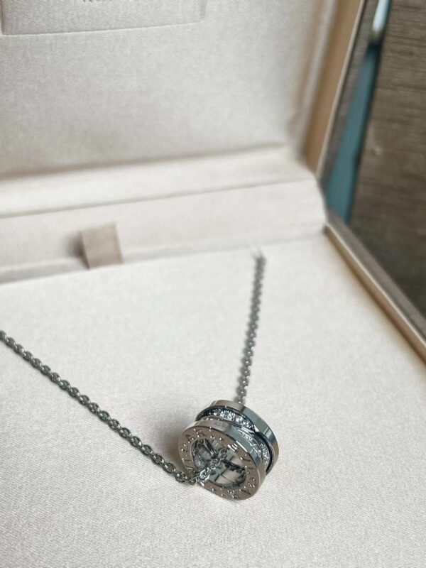 BVLGARI The latest hollow diamond necklace high-end version