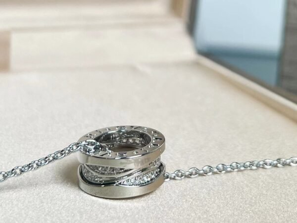 BVLGARI The latest hollow diamond necklace high-end version