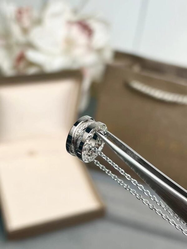 BVLGARI The latest hollow diamond necklace high-end version