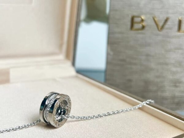 BVLGARI The latest hollow diamond necklace high-end version