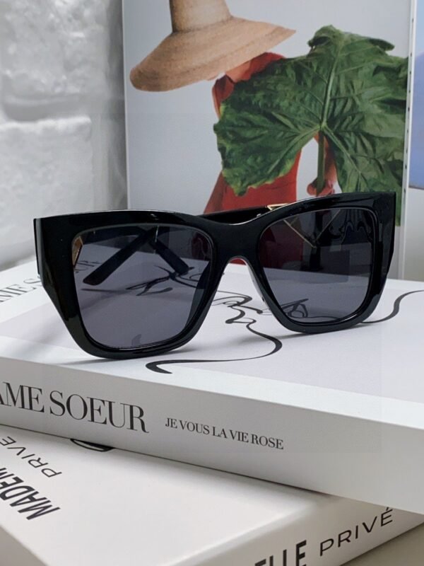 PRADA European and American high-end women’s square frame sunglasses