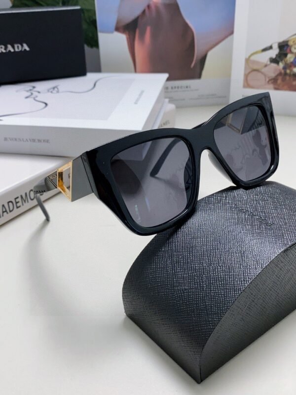 PRADA European and American high-end women’s square frame sunglasses
