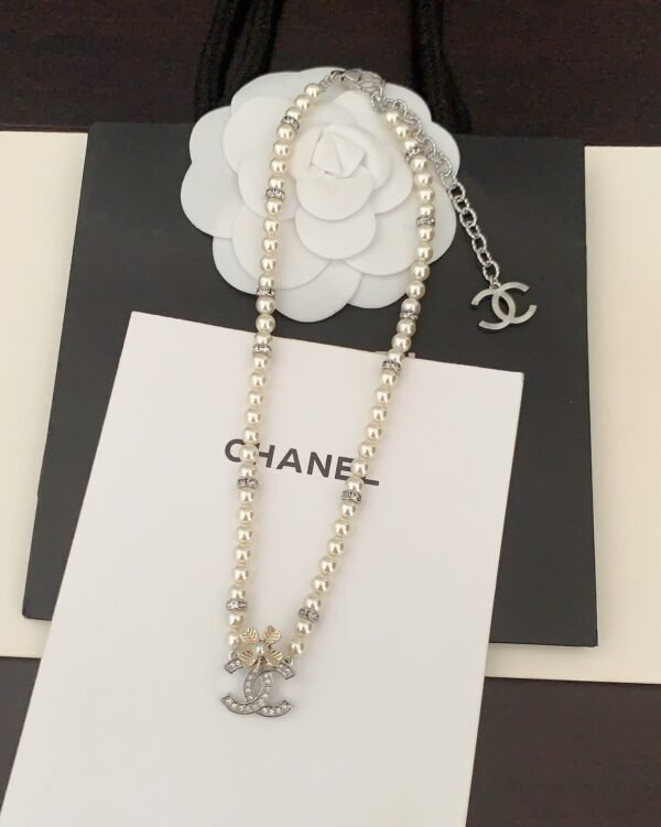 Chanel two-tone flower pearl necklace