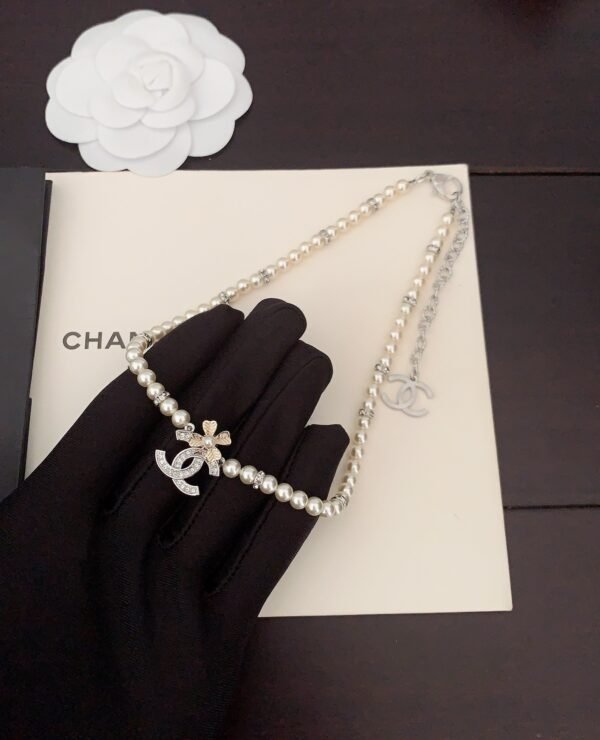 Chanel two-tone flower pearl necklace