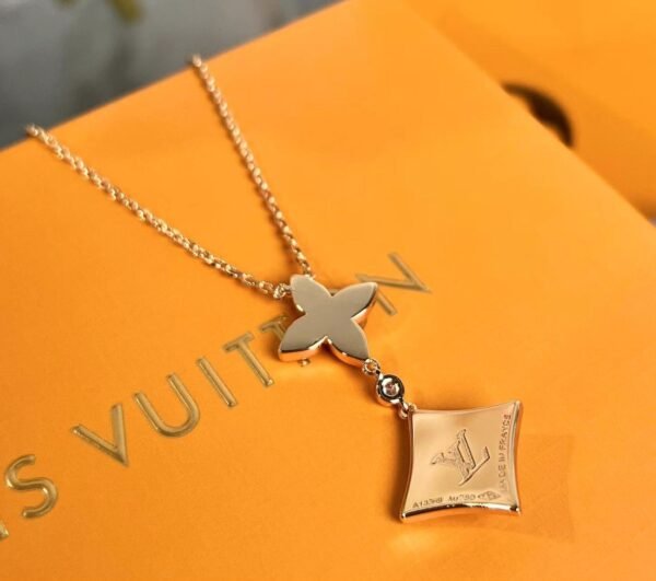 Louis Vuitton Four Leaf Clover Pointed Double Flower Tassel Flower Necklace