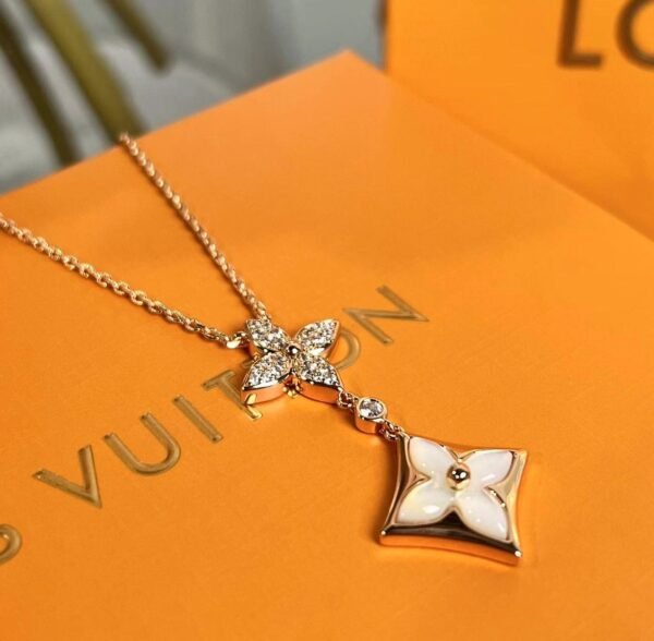 Louis Vuitton Four Leaf Clover Pointed Double Flower Tassel Flower Necklace