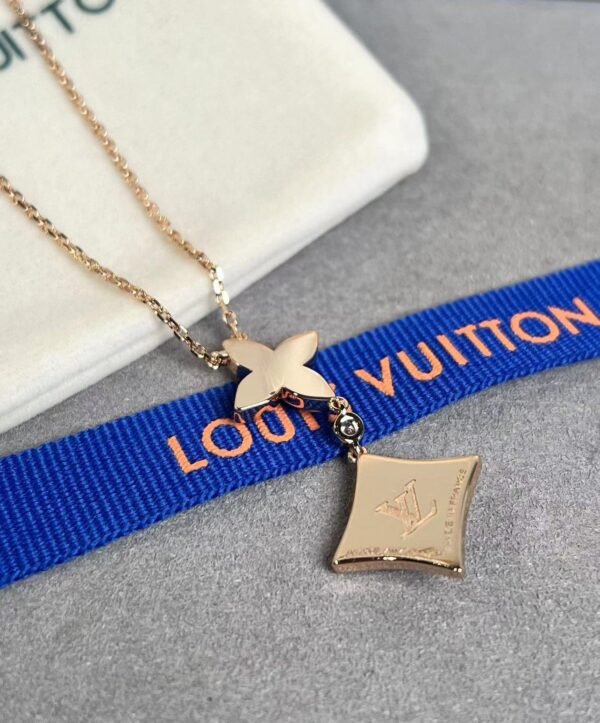 Louis Vuitton Four Leaf Clover Pointed Double Flower Tassel Flower Necklace